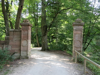 Mauerruine im Wald