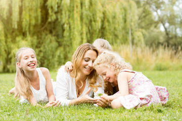 Mama mit Kindern auf der Wiese