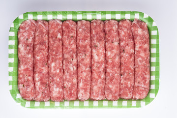 Bandeja con salchichas aislada sobre fondo blanco