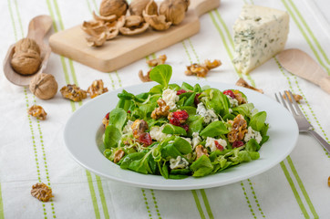Salad with blue cheese and balsamic dressing