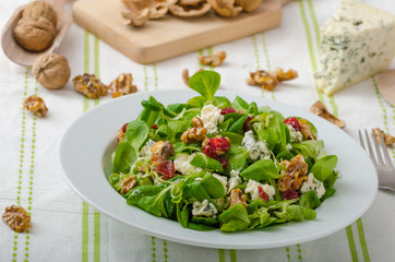 Salad with blue cheese and balsamic dressing