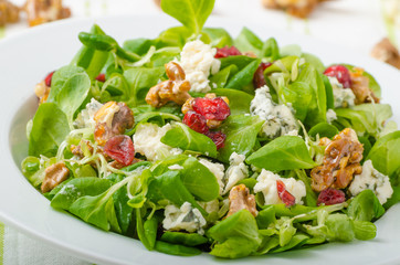 Salad with blue cheese and balsamic dressing