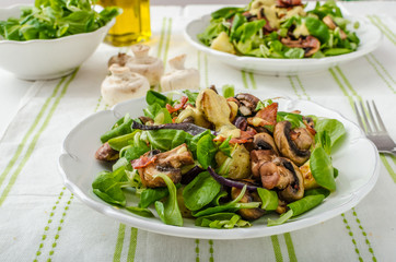 Salad with new potatoes and blue cheese