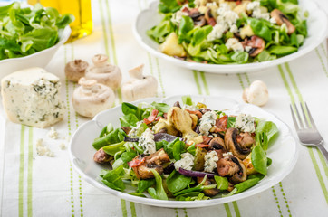 Salad with new potatoes and blue cheese