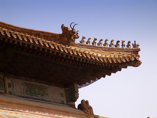 Gárgolas y dragones en un tejado dentro de la Ciudad Prohibida, en Beijing, China.