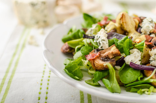 Salad with new potatoes and blue cheese