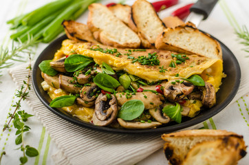 Omelet with mushrooms, lamb's lettuce, herbs and chilli