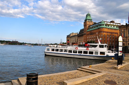 Stockholm am Wasser mit Passagierschiff