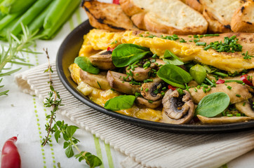 Omelet with mushrooms, lamb's lettuce, herbs and chilli