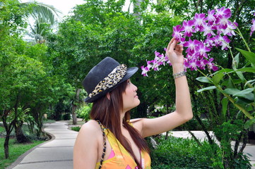 蘭の花を見つめる若い女性