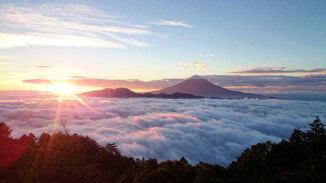 雲海に浮かぶ富士山と御来光