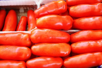 Red tomatoes "Himmelsstürmer" at the weekly market