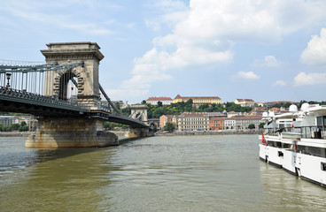 Obraz premium Chain Bridge and tourist ships, Budapest, Hungary