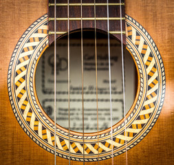Schalloch einer Gitarre
