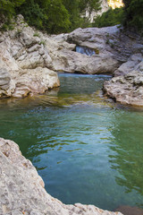 Piccolo cascata su un torrente di montagna