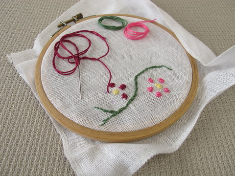 Stickerei mit Blumenranke