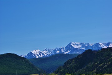 Горные вершины на горизонте, высокогорье