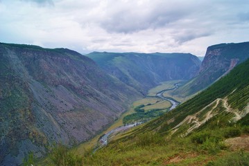 Naklejka premium Спуск в каньон горной реки