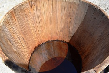 レトロな木製の桶／容器の一種である木製の「桶」を撮影した写真です。現在はプラスチック製の桶が一般的になり、木製の桶はあまり見かけられなくなりましたが、昭和20～30年代迄は日本のどの家庭にもありました。