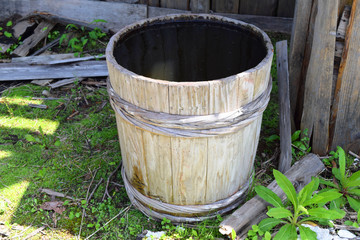 レトロな木製の桶／容器の一種である木製の「桶」を撮影した写真です。現在はプラスチック製の桶が一般的になり、木製の桶はあまり見かけられなくなりましたが、昭和20～30年代迄は日本のどの家庭にもありました。