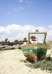 Vieja barca varada en la playa de Castelldefels, Barcelona