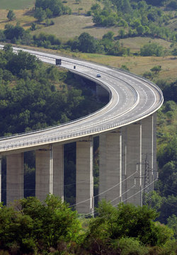 Italia,Abruzzo, viadotto autostradale.