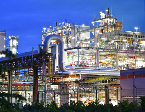Industriegebäude: Chemiefabrik in der blauen Stunde // chemical industry 