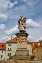 Fototapeta na wymiar Святой Филипп Бениций скульптура на Карловом мосту в Праге