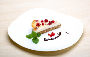Cheesecake with berries and mint
