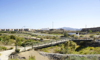 Paisaje agreste con puente provisional en Almería 