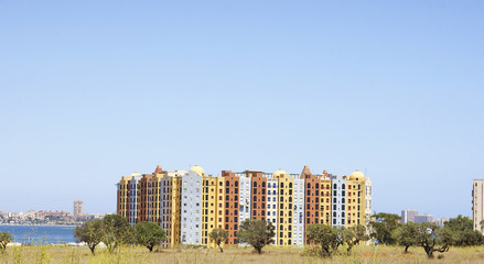 Fototapeta premium Edificios de colores en las cercanías de La Manga del Mar Menor, Murcia