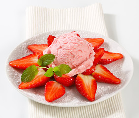 Ice cream with fresh strawberries