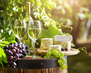 Le verre de vin un et vieux tonneau et raisin