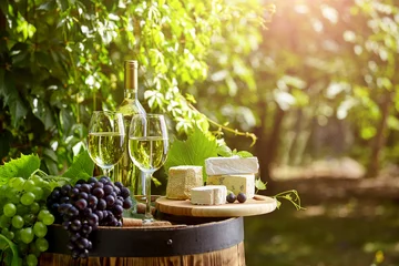 Photo sur Plexiglas Vin Le verre de vin un et vieux tonneau et raisin