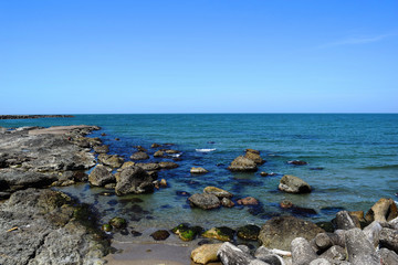湯野浜海岸の風景／山形県鶴岡市の湯野浜海岸は非常にきれいな白砂が広がる海岸です。湯野浜は全国の名所の中から「日本の夕陽百選」にも選ばれたエリアで、日本海に沈む夕陽は大変素晴らしい景観です。湯野浜は日本海トップランクのリゾート地として、五感の全てを満たす多くの魅力にあふれたエリアです。