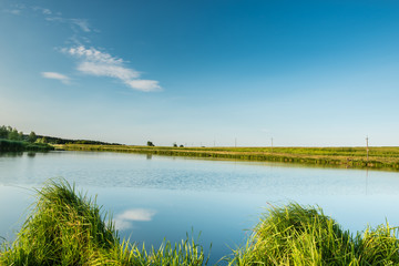 Вид на сельское озеро