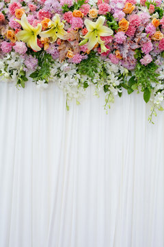 floral backdrop in cozy room at the wedding
