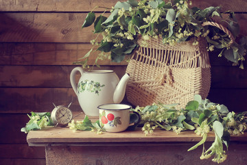 Натюрморт с ветками цветущей липы