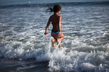 Fototapeta premium Enfant sautant dans les vagues