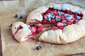 Simple crusty pie of short pastry with fresh strawberries 