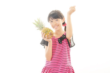 パイナプルを持っている笑顔の女の子