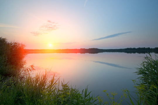 Fototapeta Wschód słońca nad jeziorem