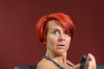 Frau mit Fernbedienung in der Hand