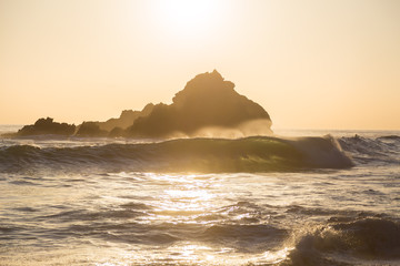 Obraz premium Sun setting behind rocks at Pfeiffer State Park, Big Sur, California