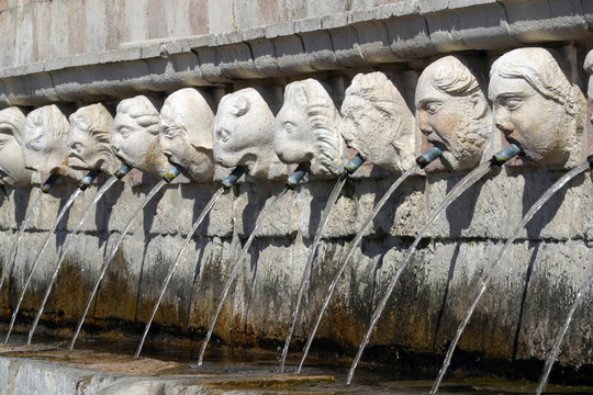 Italia,Abruzzo, L'Aquila prima del terremoto. Fontana delle 99 cannelle.