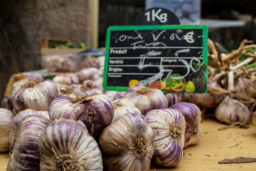 France. Ail sur l'étalage du marché de St Antonin Noble Val