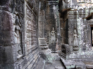 Fresque et scultures de danseuses au temple d'Angkor