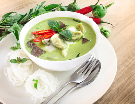 Green curry creamy coconut milk with chicken , Popular Thai food