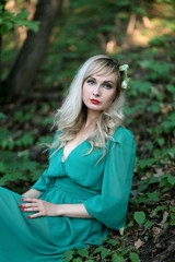 Блондинка девушка в образе зеленой феи
