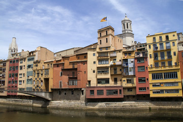 Fototapeta na wymiar View of the old city with medieval buildings lining the river.Girona,Spain
